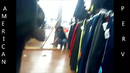Un hombre adulto está follando apasionadamente xnxx madre caliente un gordito chica Asiática que grita como un burro cuando una potente polla entra en su apretado, oscuro coño