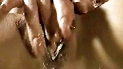 Encantadora morena chupa lesbianas calientes haciendo mucho sexo oral la polla a medias