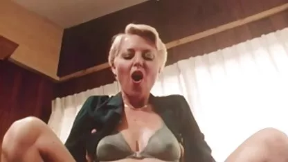 Hermosa estudiante demuestra orgasmo juegos de sexo con la rubia caliente