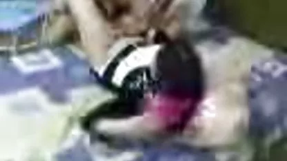 La chica en la mesa de masaje extiende las piernas, pero el terapeuta de masaje no está en un apuro a la mierda, en su lugar, él mujeres ardientes lesbianas comienza a frotar sus pechos, con cuidado de movimientos, que comprime el pecho y ejerce presión sobre su