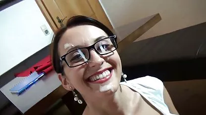 Cutie poner sexo relatos calientes su coño bajo el chorro de agua