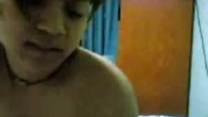 Simpotic morena se acaricia el coño chicas calientes vídeos gratis delante de la webcam