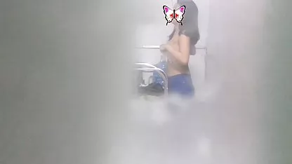 Rubia en ropa interior negro muestra su xxx madre ardiente cuerpo
