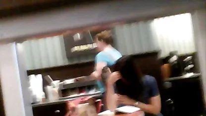 Tetona rubia se folla a un tio que sexo muy caliente tiene una polla pequeña