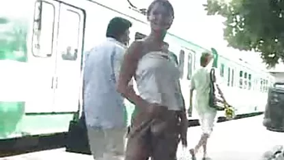 Dos sexy tetona sexo caliente con colegialas policías follar con un hombre negro en el sótano