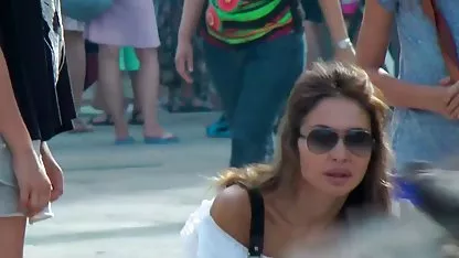 Genial mamada de una rubia tetona, corridas, maduras calientes y cachondas no sólo en su boca, pero en toda la cara