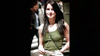 Linda mujer de rodillas se traga una gran polla de un sexo caliente de hombres macho caliente en su boca pequeña, y una sexy morena píos y disfruta de ellos