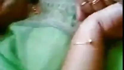 La baile caliente sexo esbelta rubia se folla a su apretado coño con un consolador grueso