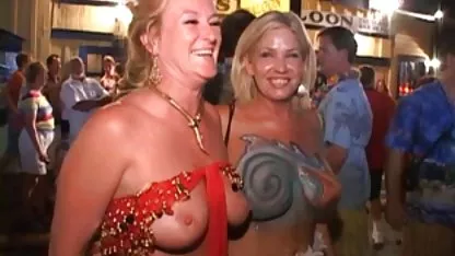 La chica con un culo grande entregado a videos rubias calientes un amigo