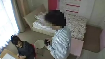 Joven rubia en el papel de un chico se masturba strapon y corre xxx virgenes calientes