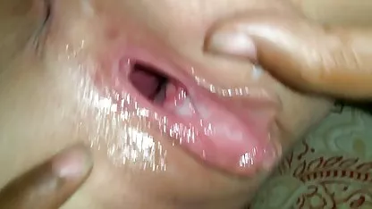 Tio mujeres calientes foyando poner una perra en la cama con cáncer, que se inserta su apretado polla en su coño, y un dedo se fue en el ano y se la follan a la libertino, la perra gemía con placer