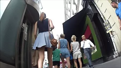 Anna pone un consolador en sexo en cama caliente su culo