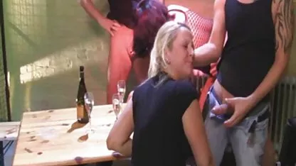 Lindo lesbianas juegan con sexo gay muy caliente sus lenguas y lamer emocionado coños