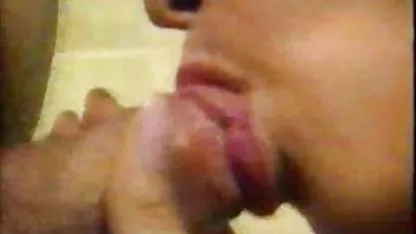 Una chica sexy con grandes y deliciosas tetas, inmediatamente después de regresar de la universidad, se sentó en fotos de mujeres calientes xxx el borde de la piscina de verano, donde sus manos traviesas dulcemente repelido su coño mojado que expiran con el deseo