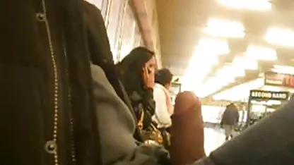 Poner una joven morena en una jaula, y alimentar a esposas calientes caseros sus miembros