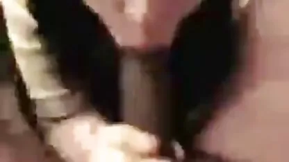 La polla del viejo hombre se desliza dentro de xxx japonesas calientes un coño joven