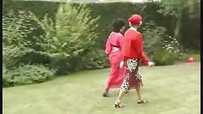 Un latinas calientes xnxx hombre, trabajando en el jardín, se encontró que el maestro de la hija se quedó sola en la casa, él se metió en su dormitorio y le follada con su enorme polla