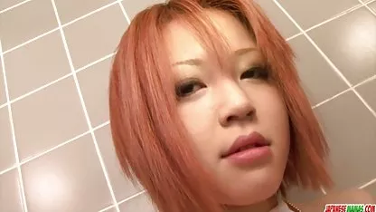 Vibrador de color rosa en ver videos de mujeres cachondas Japonés coño peludo