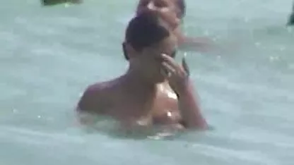 En primer sexo tetonas calientes lugar, el hombre escondido en el orificio anal, y luego se rompió la virgen y en el dulce coño. Y por lo que esta perra no fumar en cualquier lugar!