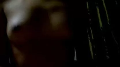 Otro video casero con leche caliente xxx una querida joven y su novio, esta vez se precipita de ella en la cama en varias posturas, y ella mejora su mamada